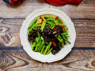 小米椒蒜苔炒木耳的做法步骤：8