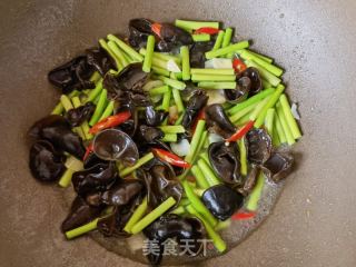 小米椒蒜苔炒木耳的做法步骤：5
