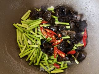 小米椒蒜苔炒木耳的做法步骤：4
