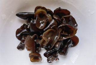 小米椒蒜苔炒木耳的做法步骤：2