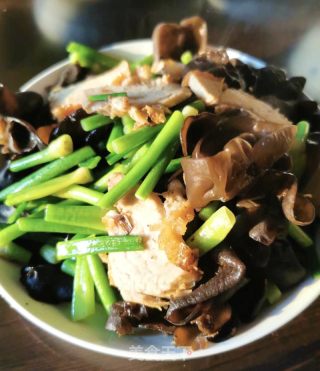 蒜苔黑木耳炒烧肉的做法步骤：7