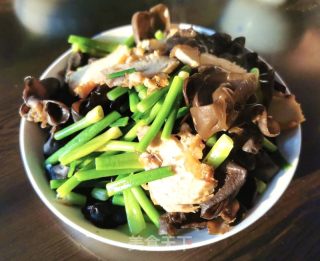 蒜苔黑木耳炒烧肉的做法步骤：6