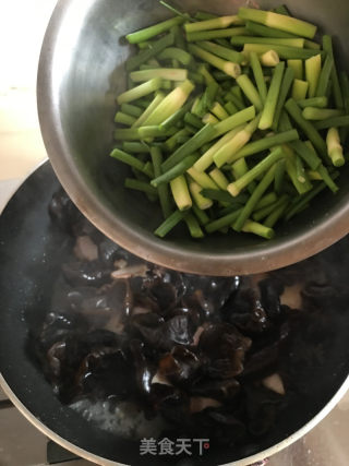 蒜苔黑木耳炒烧肉的做法步骤：5