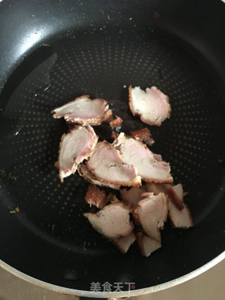 蒜苔黑木耳炒烧肉的做法步骤：3