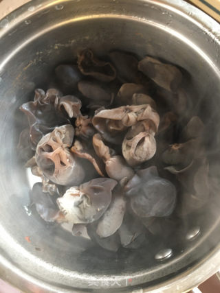 蒜苔黑木耳炒烧肉的做法步骤：2
