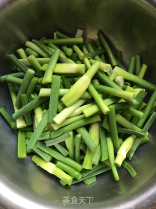 蒜苔黑木耳炒烧肉的做法步骤：1