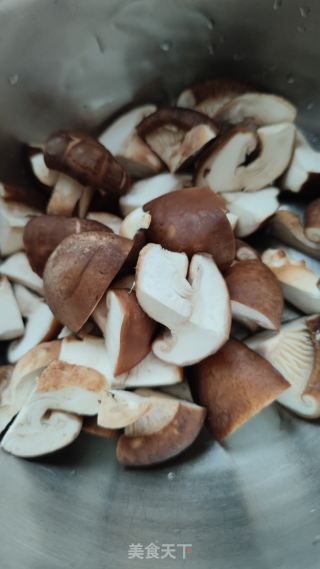 糖醋排骨焖香菇的做法步骤：1