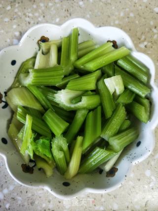 西芹苹果汁的做法步骤：2