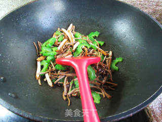 茶树菇香干炒苦瓜的做法步骤：9