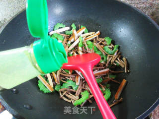 茶树菇香干炒苦瓜的做法步骤：8