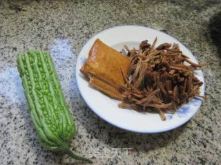 茶树菇香干炒苦瓜的做法步骤：1