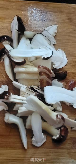 姬松茸肉片汤的做法步骤：2