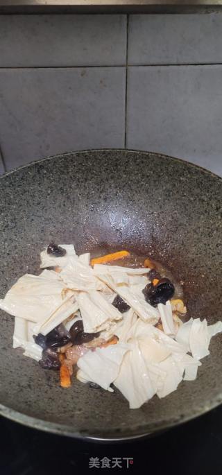 瘦肉烧腐竹木耳的做法步骤：6
