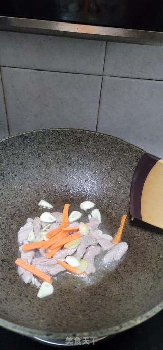 瘦肉烧腐竹木耳的做法步骤：4