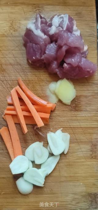 瘦肉烧腐竹木耳的做法步骤：2