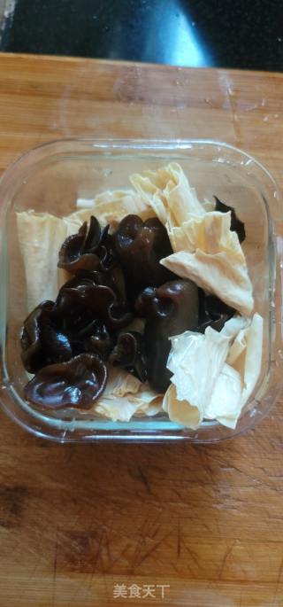 瘦肉烧腐竹木耳的做法步骤：1
