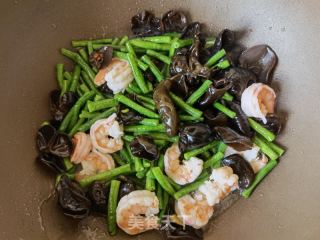豇豆角木耳炒虾仁的做法步骤：9