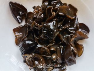 豇豆角木耳炒虾仁的做法步骤：1