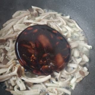 猪蹄炒鹿茸菇的做法步骤：9