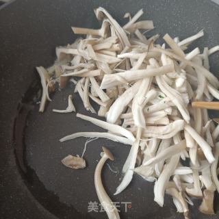 猪蹄炒鹿茸菇的做法步骤：6