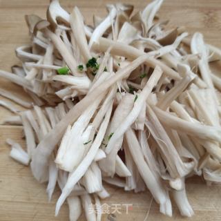 猪蹄炒鹿茸菇的做法步骤：4