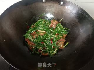 回锅肉炒野葱的做法步骤：9