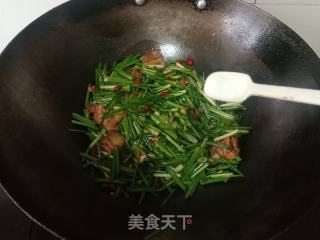 回锅肉炒野葱的做法步骤：8