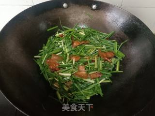 回锅肉炒野葱的做法步骤：7