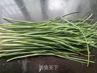回锅肉炒野葱的做法步骤：1