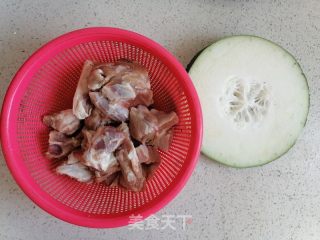 冬瓜排骨汤的做法步骤：1