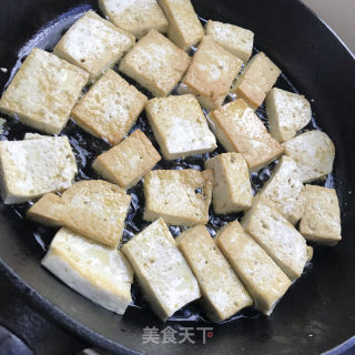 老干妈豆豉烧豆腐的做法步骤：3