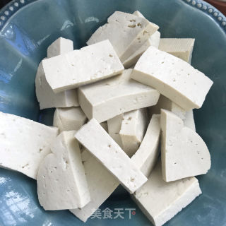 老干妈豆豉烧豆腐的做法步骤：1