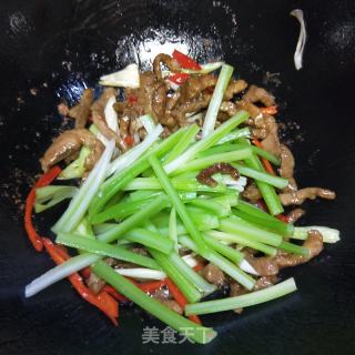 西芹炒肉丝的做法步骤：8