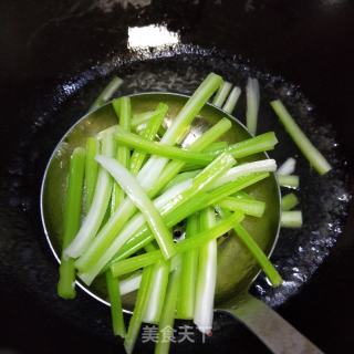 西芹炒肉丝的做法步骤：5