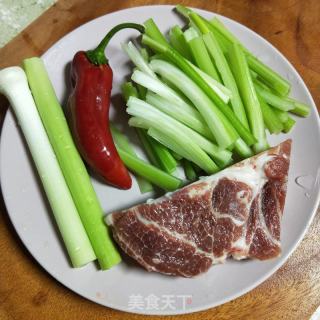 西芹炒肉丝的做法步骤：2