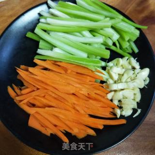 素炒西芹的做法步骤：2