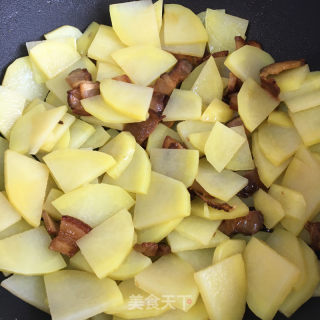 腊肉炒土豆片的做法步骤：5