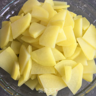 腊肉炒土豆片的做法步骤：2