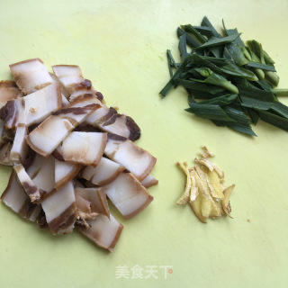 腊肉炒土豆片的做法步骤：1
