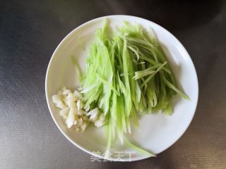 脆炒莴笋丝的做法步骤：1