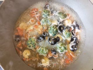 虾仁木耳荠菜丸子粉丝汤的做法步骤：13