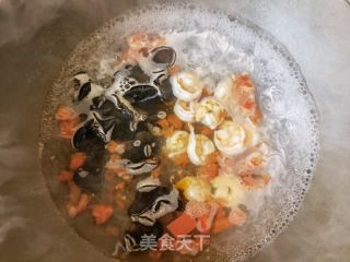 虾仁木耳荠菜丸子粉丝汤的做法步骤：11