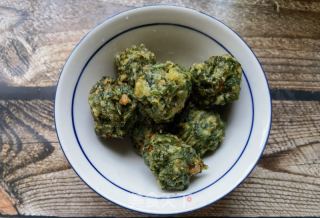 虾仁木耳荠菜丸子粉丝汤的做法步骤：5