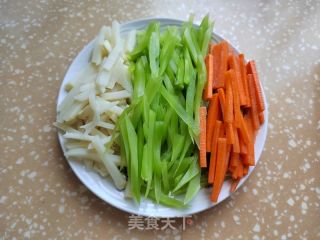 双笋肉丝炒年糕的做法步骤：2