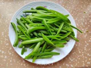 甜豆炒包菜的做法步骤：2