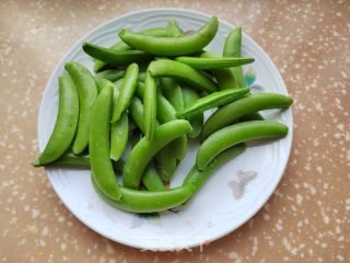 甜豆炒包菜的做法步骤：1