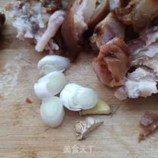 花生炖猪脚的做法步骤：4