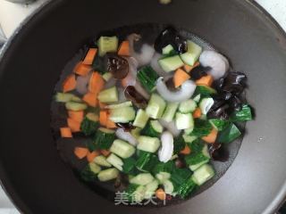 黄瓜虾仁时蔬的做法步骤：3