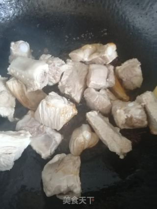 排骨土豆炖粉条的做法步骤：3