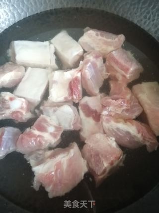 排骨土豆炖粉条的做法步骤：1